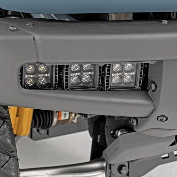 Does this connect to an AUX switch on the dash or wired into the existing headlights (like other fog lights)?